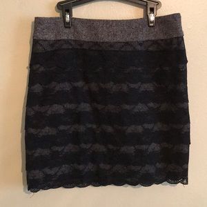 Sort lace skirt